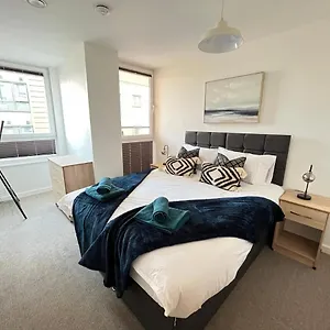 2 Bedroom, 2 Bathroom Modern Close To Ocean Village, Free Parking, Single Or Double Beds Apartment