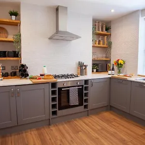 Oxford Street Grand Apartment- Free Evening Parking Apartment