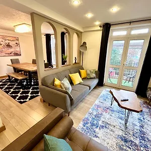 Spacious 3 Bedroom Close To Marina, 2 Parking Spaces, Kingsize Or Single Beds Apartment