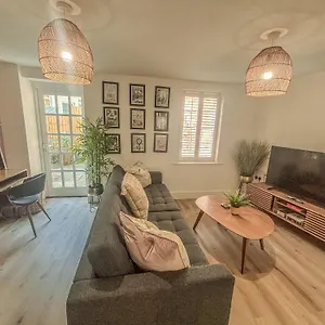 Regency Court- Free Evening Parking Apartment